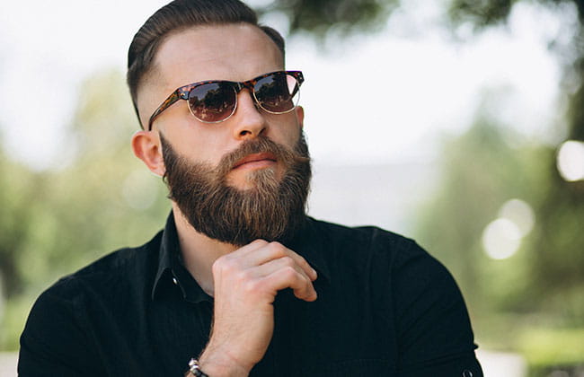 hombre con estilo de corte de barba completa