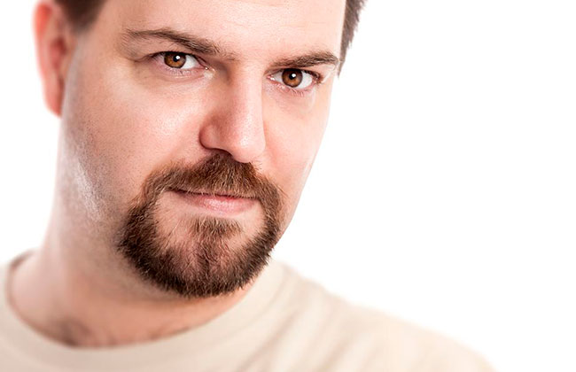 hombre con estilo de corte de barba candado