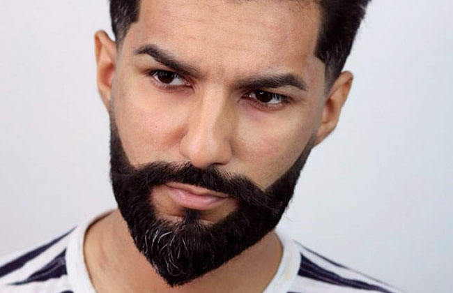 hombre con estilo de corte de barba de punta