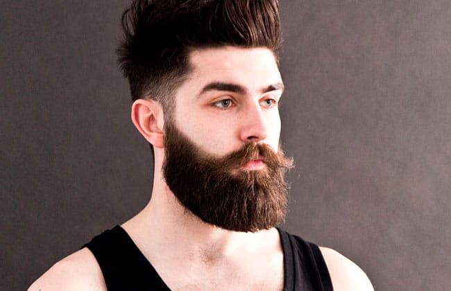 hombre con estilo de corte de barba verdi