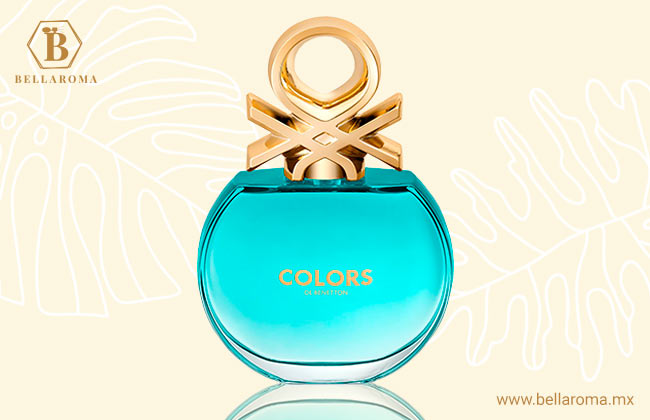 frasco del perfume benetton colors blue en fondo tropical