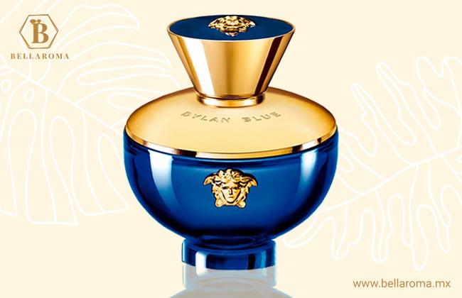 frasco del perfume fresco versace dylan blue en fondo tropical