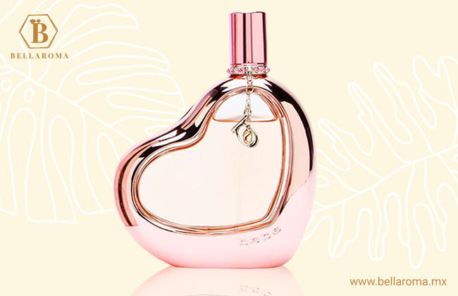 frasco de perfume bebe sheer en fondo tropical