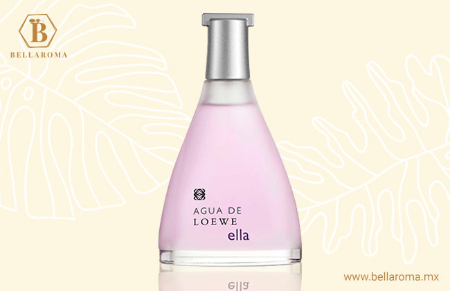 frasco del perfume agua de loewe ella en fondo tropical