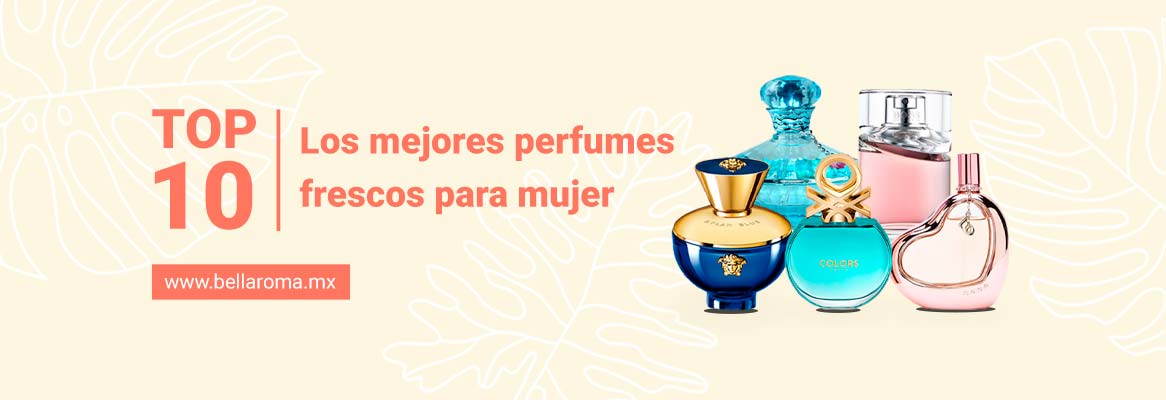 frascos de diferentes marcas de perfumes frescos para mujer en fondo tropical