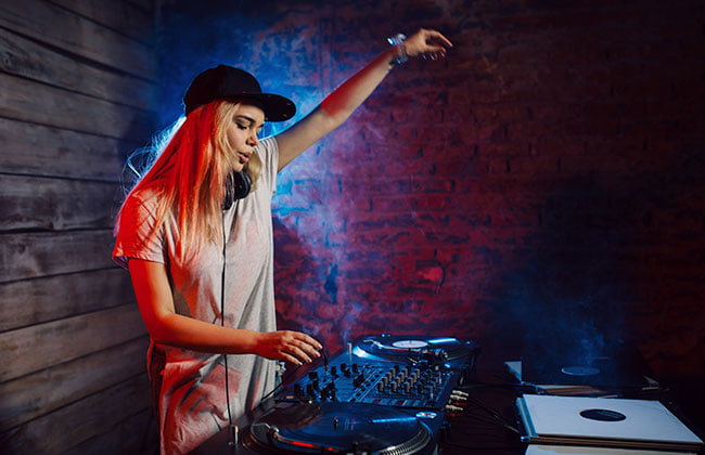ideas para ganar dinero extra: Ser DJ en fiestas