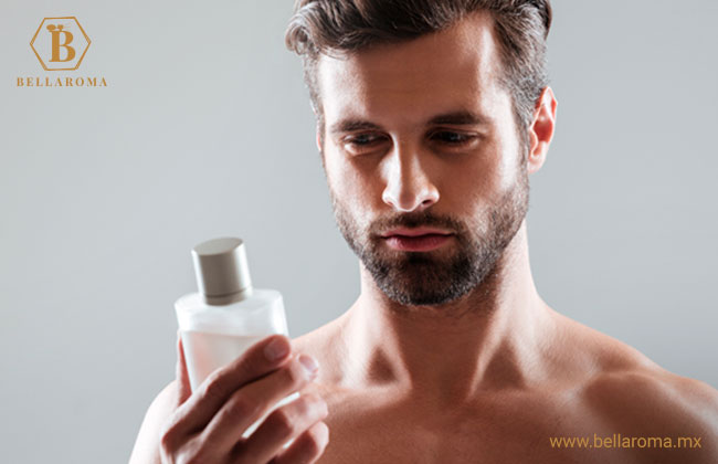 Hombre observa frasco de perfume para comprobar que sea original