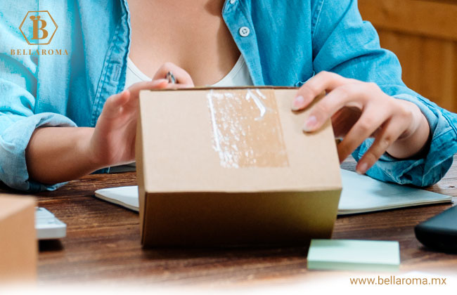 Mujer inspeccionando la caja para comprobar su autenticidad