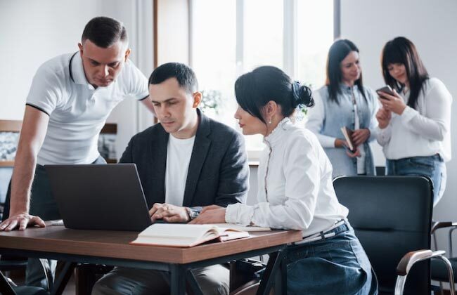 Personas en una oficina capacitando a personal de ventas