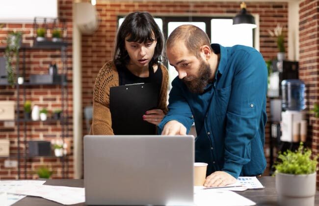 Personas trabajando en su buyer persona o perfil de su cliente ideal