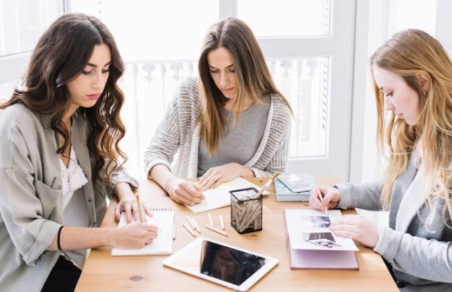 Mujeres trabajando en línea haciendo investigación de la competencia