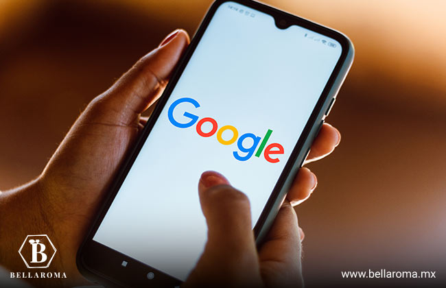 Persona sosteniendo un smartphone con la página de Google en la pantalla