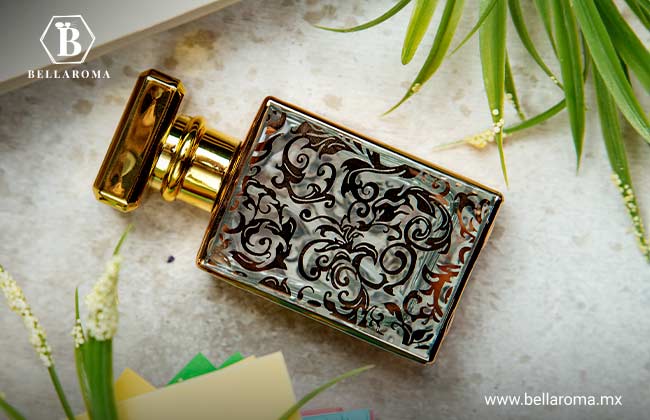Imagen de un perfume con un frasco bien sofisticado y lleno de detalles hermosos
