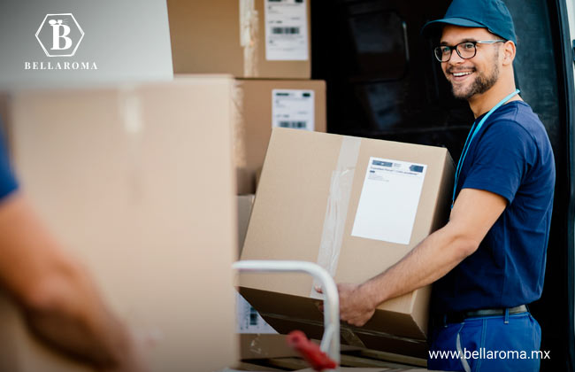 Imagen de un hombre cargando una caja con perfumes