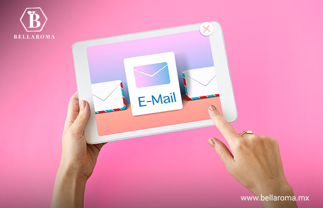 Imagen de una persona utilizando el email marketing en su tableta