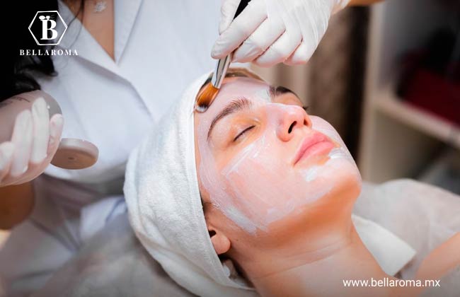 Mujer recibiendo masajes faciales