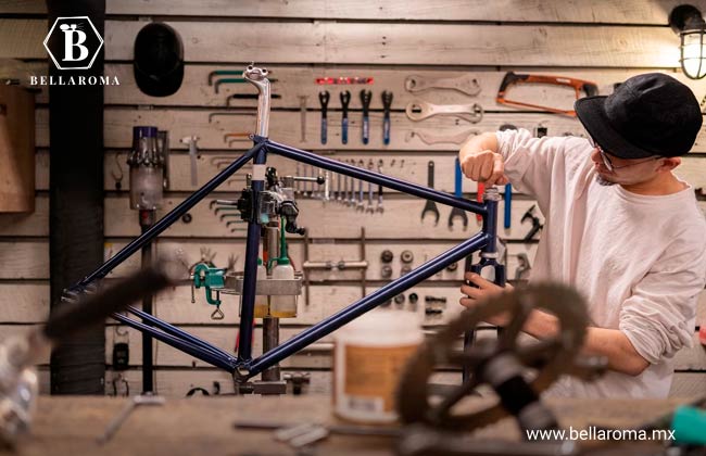Hombre trabajando en un taller de bicicletas