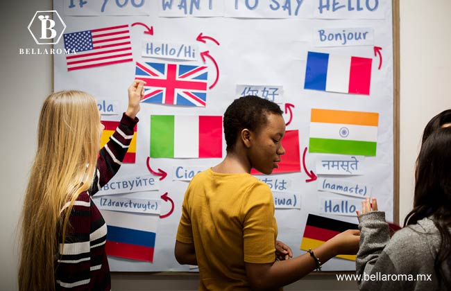 Imagen donde se observan personas y banderas de distintos países