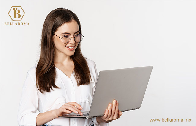 Mujer con laptop usando un CRM