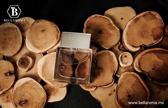 Perfume amaderado con decoración de maderas preciosas