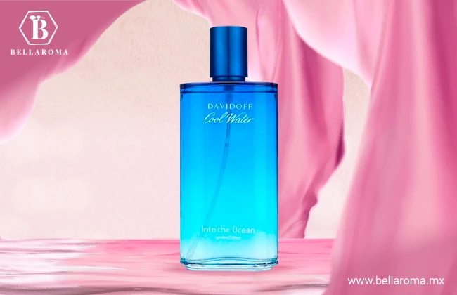 Botella de color azul claro de la fragancia suave Cool Water de Davidoff