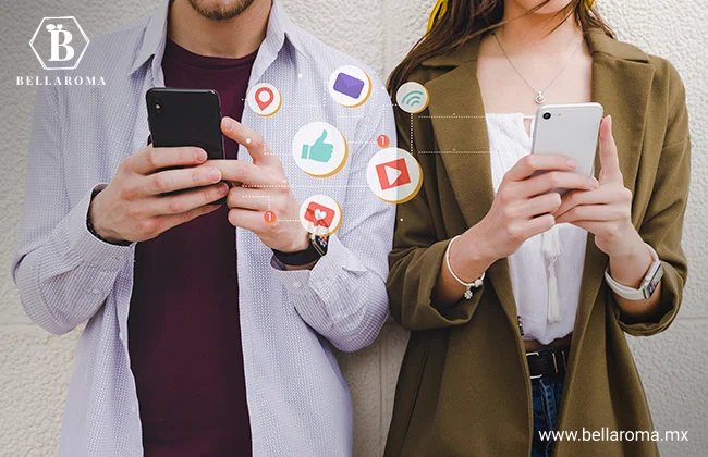 Personas utilizando sus dispositivos móviles