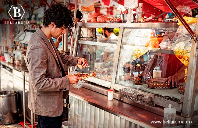 Persona comprando en un puesto de comida mexicana