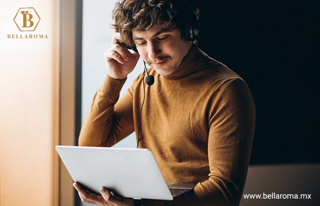 Asistente virtual con su laptop en mano