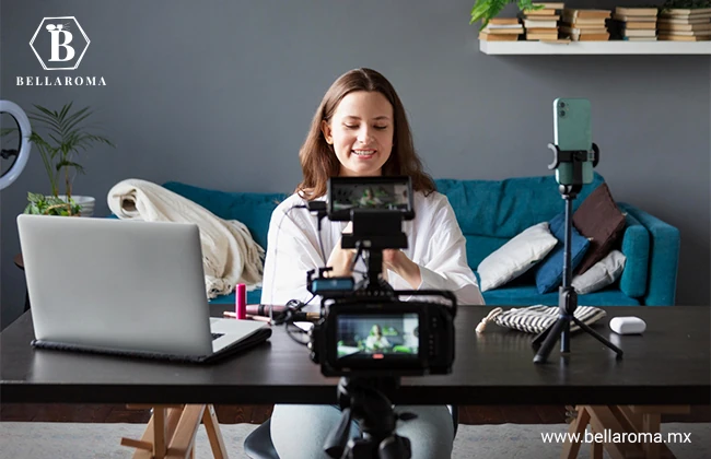 Persona frente a una cámara grabando videos