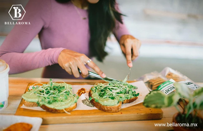 Persona comiendo un platillo vegano