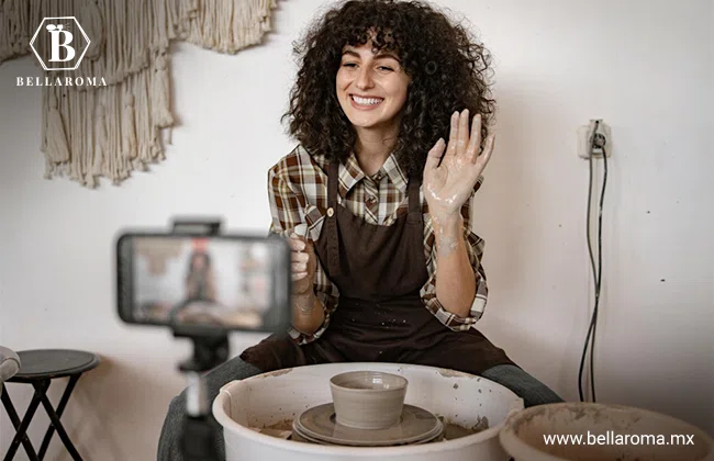 Mujer realizando artesanías frente a una cámara