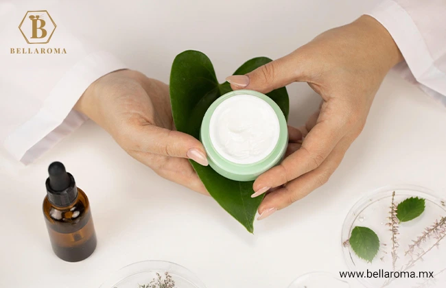 Persona con un envase de crema hidratante en sus manos 