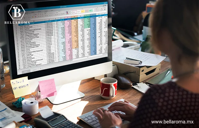 Persona utilizando un archivo de control de finanzas