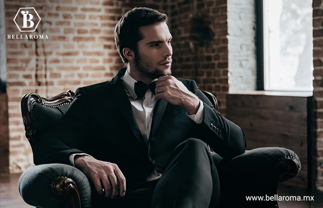 Hombre de traje sentado en un sillón