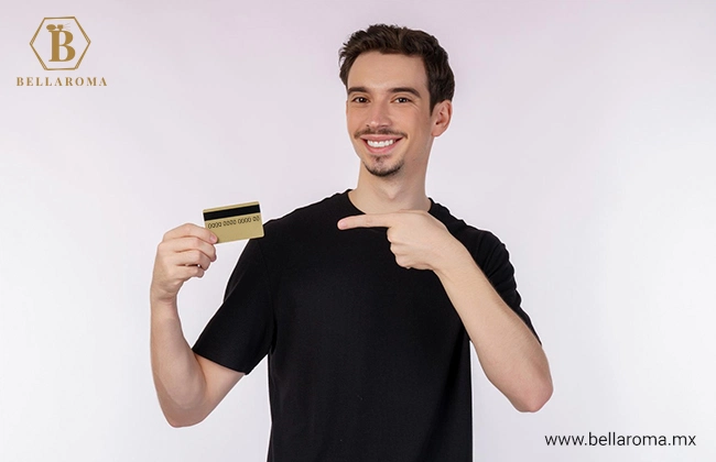 Hombre de mediana edad mostrando una gift card