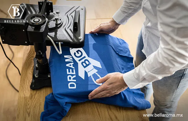 Hombre frente a una máquina para imprimir diseños en playeras, uno de los regalos increíbles para papá