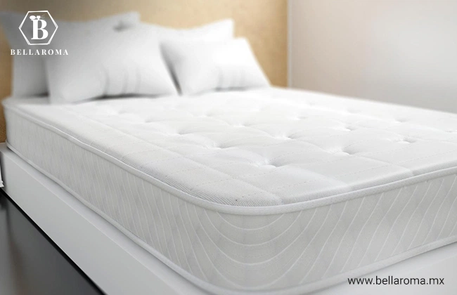 Vista lateral de un colchón blanco con almohadas, un regalo para papá muy reconfortante