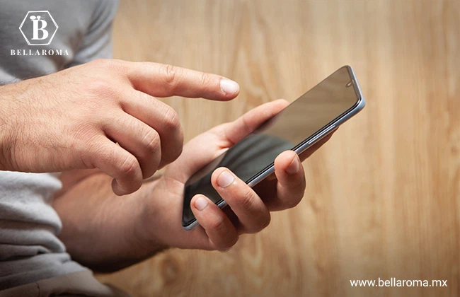 Dos manos manipulando un teléfono inteligente