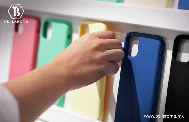 Dos manos escogiendo entre varias carcasas de colores para celular