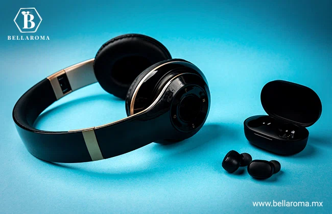 Unos audífonos inalámbricos de diadema y otros in-ear color negro, estos son muy buenos productos para revender