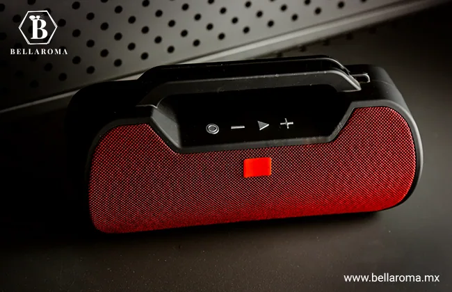 Bocina bluetooth color negro con rojo, una de las mejores cosas por mayoreo para revender