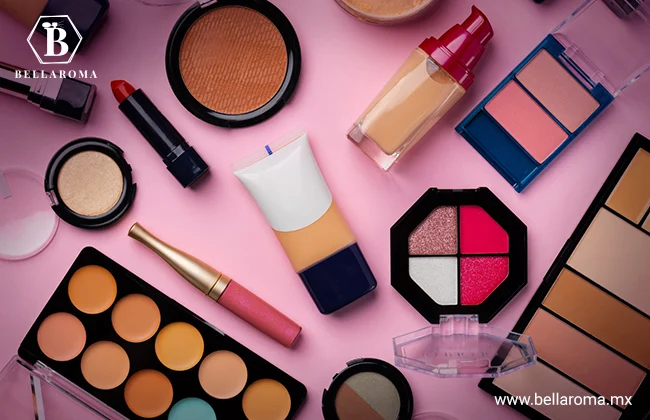 Vista superior de varios cosméticos y productos de belleza que son una gran opción de productos para revender