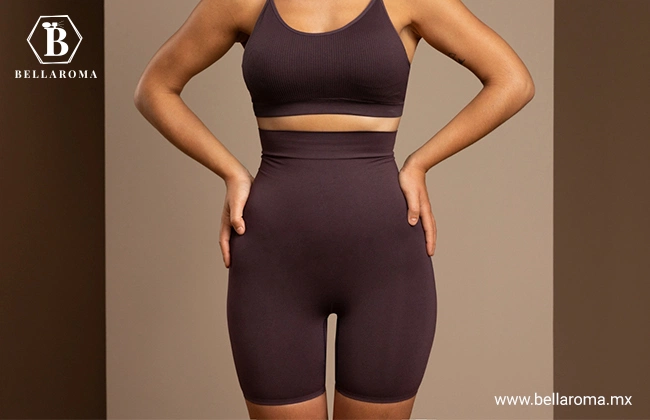 Vista frontal de una mujer modelando una faja modeladora color café