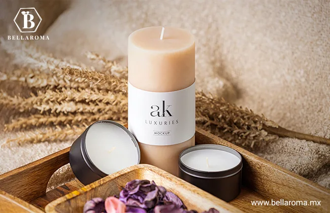 Tres velas aromáticas sobre una charola de madera.