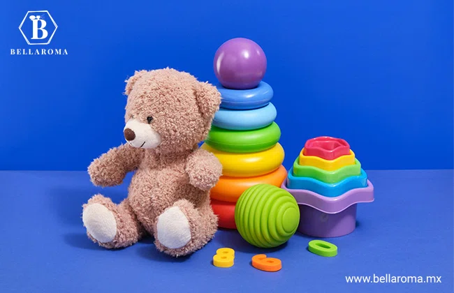 Un oso de peluche y tres diferentes juegos didácticos para niños.