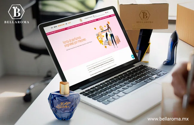 Laptop abierta sobre un escritorio mostrando la página de Bellaroma, sitio donde puedes encontrar perfumes originales, una de las mejores opciones de productos para revender.