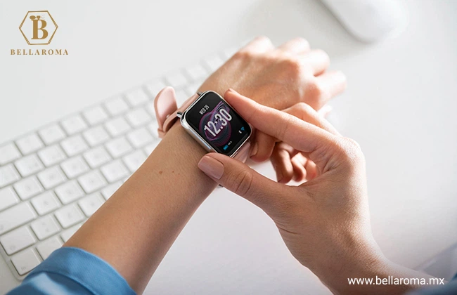 Par de manos ajustando un smartwatch, que es uno de los artículos más buscados para la reventa de productos