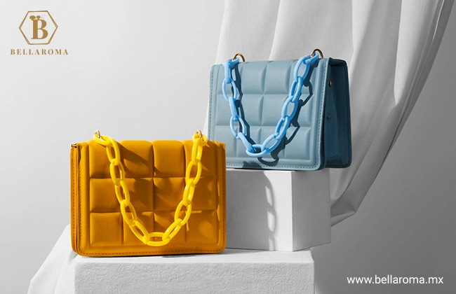 Dos pares de bolsos de mano, uno color azul y otro naranja.