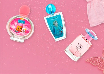 Exhibición de perfumes originales en tienda Bellaroma