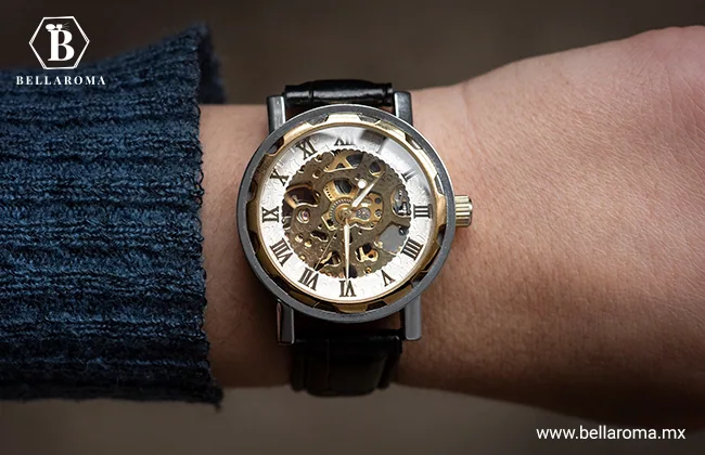 Brazo con un reloj analógico, uno de los productos para reventa baratos que sigue en tendencia.
